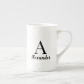黒パーソナライズされたモダンモノグラム名 ボーンチャイナマグカップ (右)