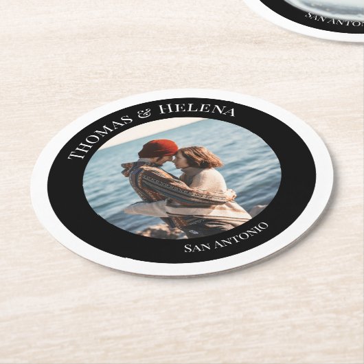 黒パーソナライズされた丸の文字 ラウンドペーパーコースター (アングル)