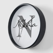 黒パーソナライズされた灰色モノグラム名 壁時計 (傾斜)