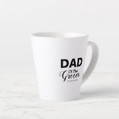 黒パーソナライズされた白の新郎の父親 カフェラテマグ (右アングル)