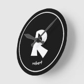 黒パーソナライズされた白イニシャルモノガム名 ラウンド壁時計 (傾斜)