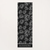 黒パーソナライズされた白フローラデザイン ヨガマット (裏面)
