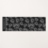 黒パーソナライズされた白フローラデザイン ヨガマット (正面(横))