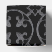 黒パーソナライズされた白（紋章の）フラ・ダ・リ結婚ズ フェイバーボックス (上部)