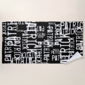 黒パーソナライズされた色のパターンタイポグラフィ名 ビーチタオル (正面)