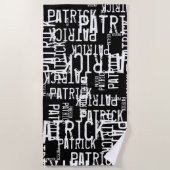 黒パーソナライズされた色のパターンタイポグラフィ名 ビーチタオル (正面)