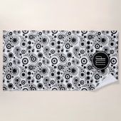 黒パーソナライズされた色の白ペイズリースタイルパターン ビーチタオル (正面)