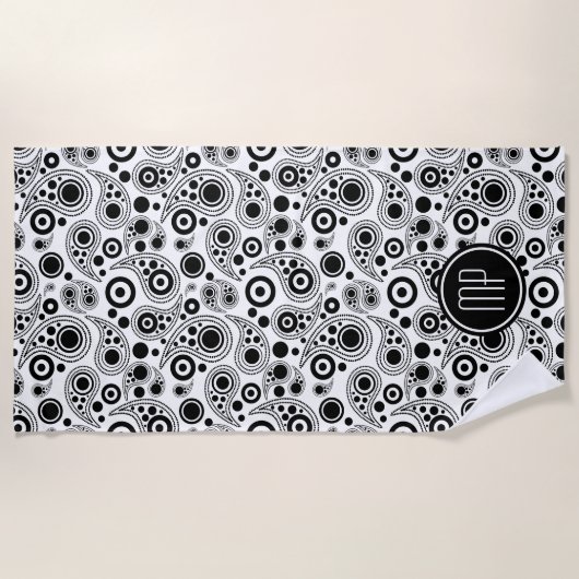 黒パーソナライズされた色の白ペイズリースタイルパターン ビーチタオル (正面)