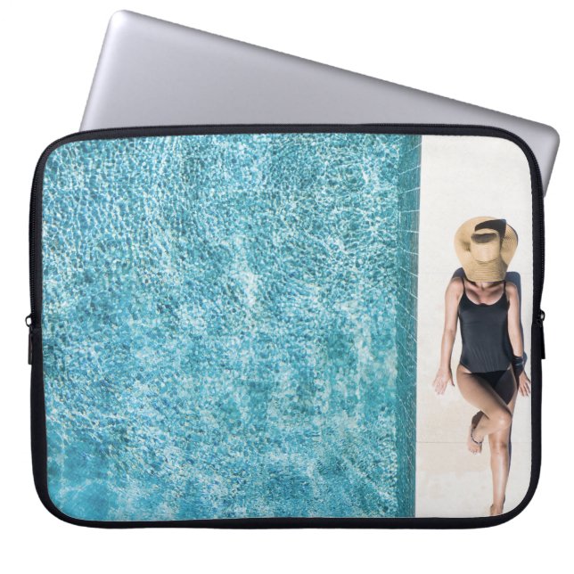 黒ビキニ底と白いサンハット帽の女性 ラップトップスリーブ (正面)