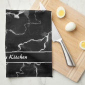 黒フェイク大理石のテクスチャの外観とカスタム文字 キッチンタオル (四つ折り)