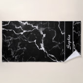黒フェイク大理石のテクスチャの外観とカスタム文字 ビーチタオル (正面)