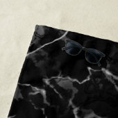 黒フェイク大理石のテクスチャの外観とカスタム文字 ビーチタオル (インサイチュ)