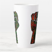 黒プライド赤い緑の拳パンアフリカ国旗の団結 カフェラテマグ (正面)