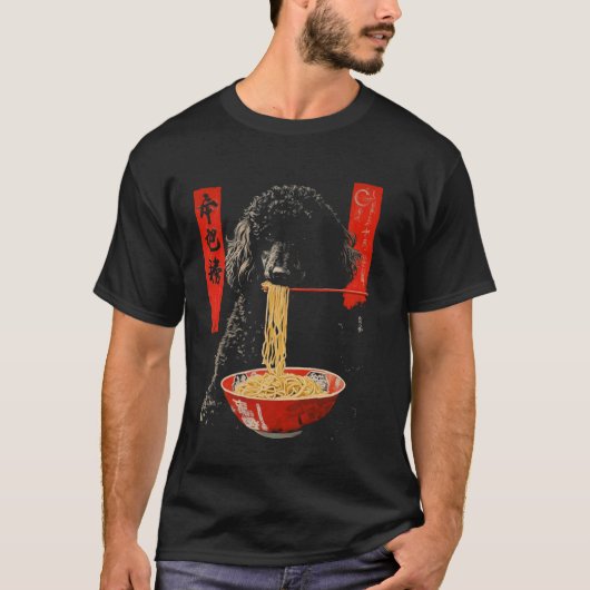 黒プードルの犬がラーメンを食べている Tシャツ (正面)