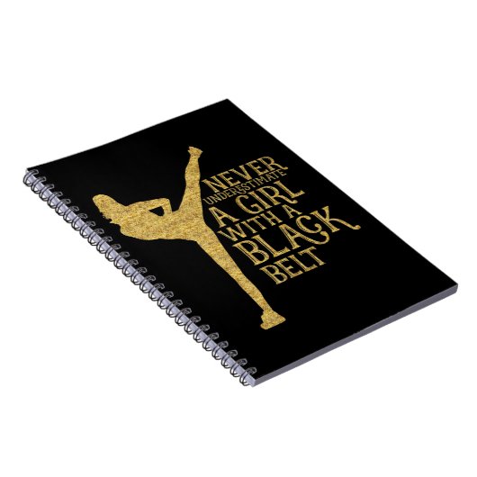黒ベルトの贈り物を持つ女の子を決して過小評価しない ノートブック (右側)