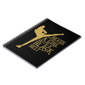 黒ベルトの贈り物を持つ女の子を決して過小評価しない  ノートブック (左側)