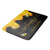 黒ミツバチ幸せでぶつぶつ蜂の甘い蜂蜜モノグラム バスマット (アングル)