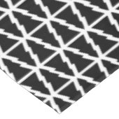 黒ミニマルと白のクリスマスツリーパターン テーブルクロス (アングル)