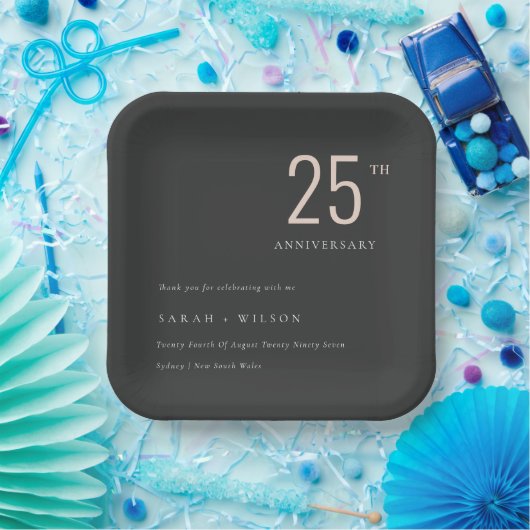 黒ミニマルはっきりした赤面任意の年周年記念 ペーパープレート (パーティー)