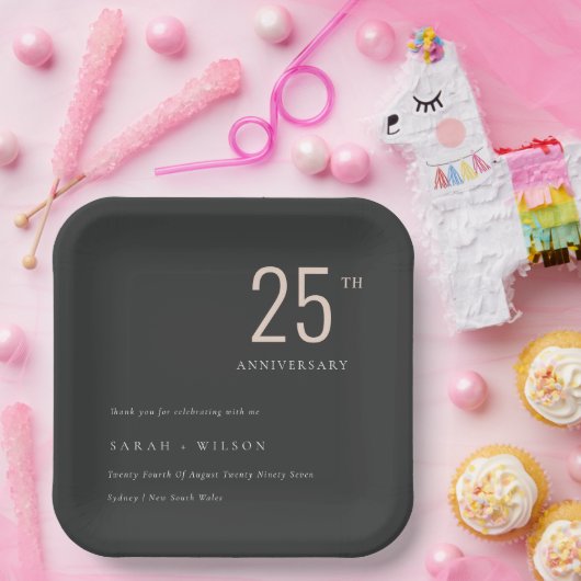 黒ミニマルはっきりした赤面任意の年周年記念 ペーパープレート (パーティー)