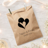 黒ミニマル白ハートカスタムモダンウェディング フェイバーバッグ (クリップ留めされた状態)