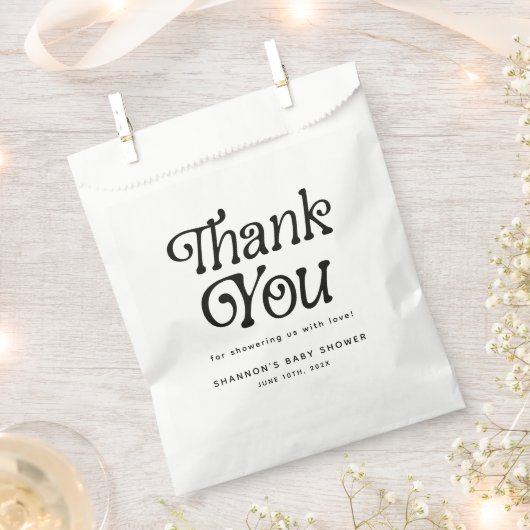 黒ミニマル白レトロ赤ちゃんシャワー フェイバーバッグ (クリップ留めされた状態)