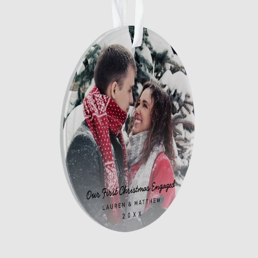 黒モダンい私たちの初めてのクリスマスの婚約した写真 オーナメント (正面)
