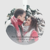 黒モダンい私たちの初めてのクリスマスの婚約した写真 オーナメント (裏面)