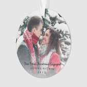 黒モダンい私たちの初めてのクリスマスの婚約した写真 オーナメント (正面)