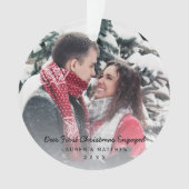 黒モダンい私たちの初めてのクリスマスの婚約した写真 オーナメント (正面)