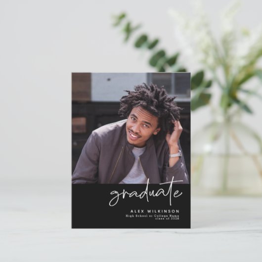 黒モダンおもしろいスクリプシンプルト写真卒業 案内ポストカード (スタンド正面)