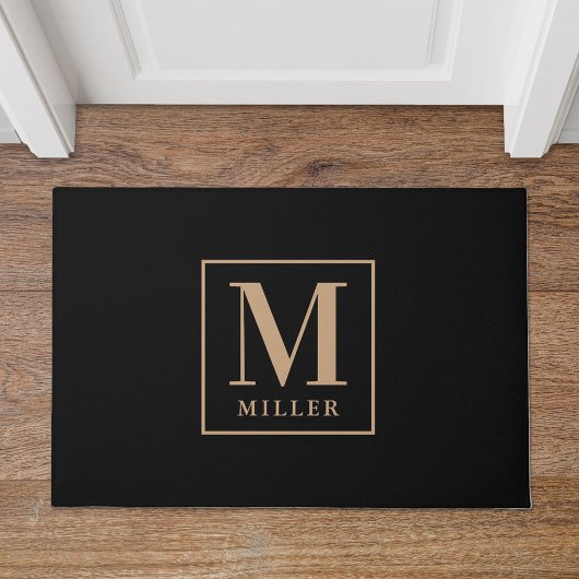 黒モダンとタンの姓モノグラム ドアマット
