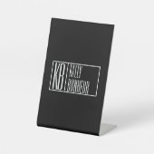 黒モダンと白のイニシャルと名前モノグラム 台座サイン (正面)