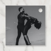 黒モダンと白のスクリプトのカップルの写真結婚 フェイバータグ (裏面)