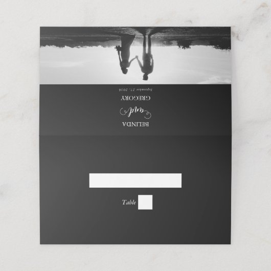 黒モダンと白のスクリプトのカップルの写真結婚 プレイスカード (外部開封)