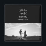 黒モダンと白のスクリプトのカップルの写真結婚 マグネット<br><div class="desc">カップルの写真を展示する美しい白黒の書道のスクリプトデザイン。モダンデザイン結婚とカップルの写真ミニマル要素。書結婚跡や白黒のデザインや写真写真の文房具を愛する人のための理想的な結婚好意デザイン。一致する結婚式招待状や他の文房具も用意。</div>