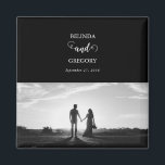 黒モダンと白のスクリプトのカップルの写真結婚 マグネット<br><div class="desc">カップルの写真を展示する美しい白黒の書道のスクリプトデザイン。モダンデザイン結婚とカップルの写真ミニマル要素。書結婚跡や白黒のデザインや写真写真の文房具を愛する人のための理想的な結婚好意デザイン。一致する結婚式招待状や他の文房具も用意。</div>