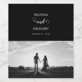 黒モダンと白のスクリプトのカップルの写真結婚 ワインラベル (シングルラベル)