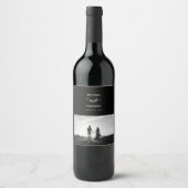 黒モダンと白のスクリプトのカップルの写真結婚 ワインラベル (正面)