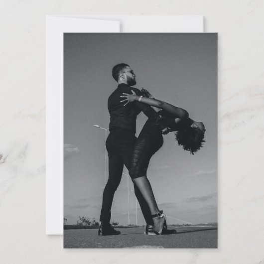 黒モダンと白のスクリプトのカップルの写真結婚 招待状 (裏面)