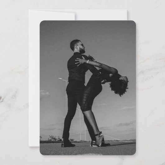 黒モダンと白のスクリプトのカップルの写真結婚 招待状 (裏面)