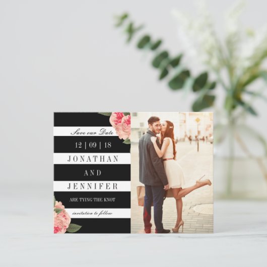 黒モダンと白のストライプ日付の保存 案内ポストカード (スタンド正面)