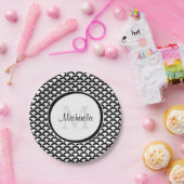 黒モダンと白のホタテのモノグラムと名前 ペーパープレート (パーティー)