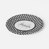 黒モダンと白のホタテのモノグラムと名前 ペーパープレート (アングル)