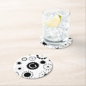 黒モダンと白の円のパターン ラウンドペーパーコースター (インサイチュ)