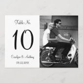 黒モダンと白の写真のテー結婚ブル番号 招待状 (裏面)