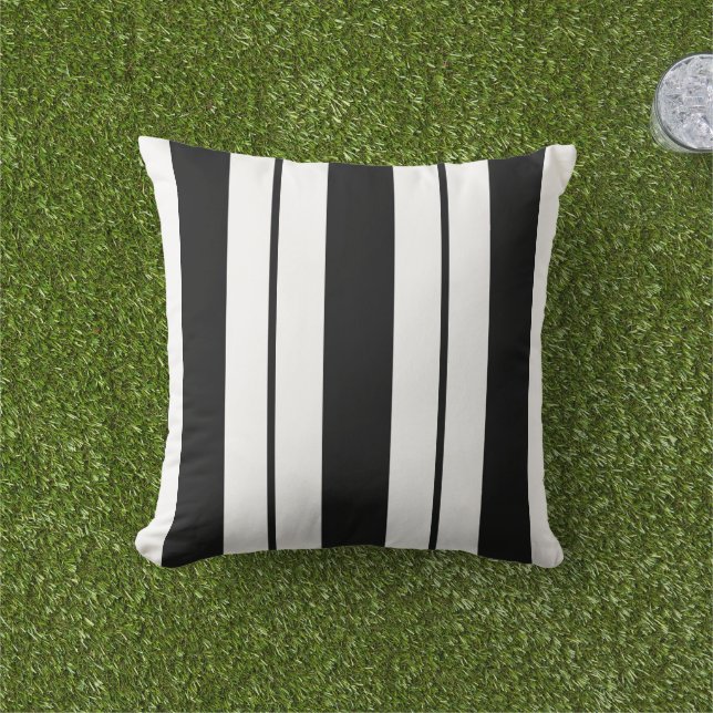 黒モダンと白の四角形 アウトドアクッション (芝生)