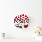 黒モダンと赤の花と花びら ラウンド壁時計 (ホーム)