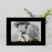 黒モダンと金ゴールドのオーバーレイ写真の保存日付 箔招待状 (立ち正面)