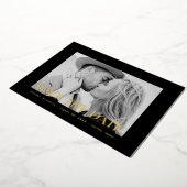 黒モダンと金ゴールドのオーバーレイ写真の保存日付 箔招待状 (回転した状態)